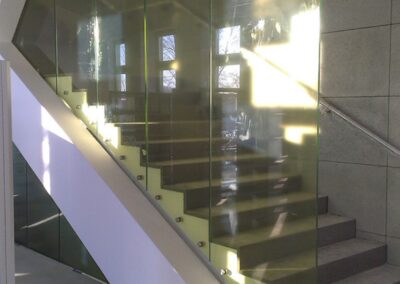 Balustrada szklana przy schodach
