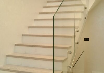 Szklane balustrady schody